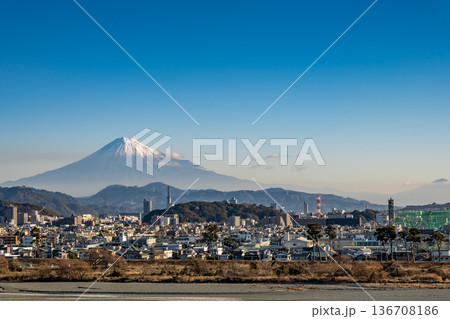 冬の快晴に映える静岡県静岡市駿河区の街並みと安倍川越しに望む富士山 136708186