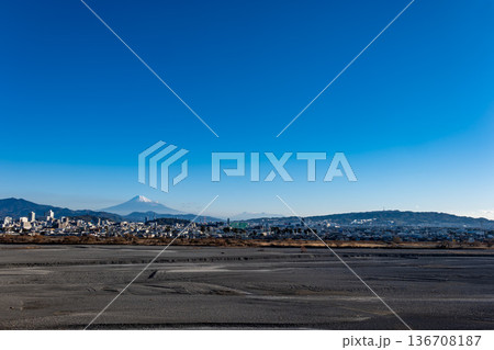 冬の快晴に映える静岡県静岡市駿河区の街並みと安倍川越しに望む富士山 136708187