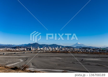 冬の快晴に映える静岡県静岡市駿河区の街並みと安倍川越しに望む富士山 冬の快晴に映える静岡県静岡市駿河区の街並みと安倍川越しに望む富士山 136708189