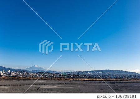 冬の快晴に映える静岡県静岡市駿河区の街並みと安倍川越しに望む富士山 136708191