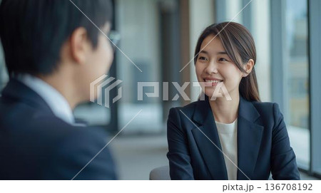会話するビジネスウーマン 136708192