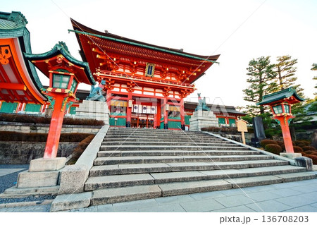 京都府 伏見稲荷大社 楼門(重要文化財) 京都市伏見区深草藪之内町 京都府 伏見稲荷大社 楼門(重要文化財) 京都市伏見区深草藪之内町 136708203