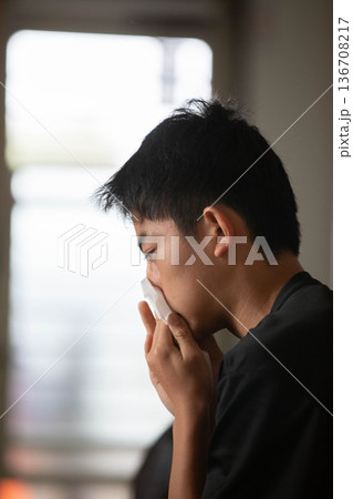 鼻をかむ男性 鼻をかむ男性 136708217
