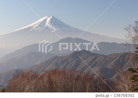 大月富岳秀麗12景から望む雪化粧の富士山（旧500円札構図） 136708302