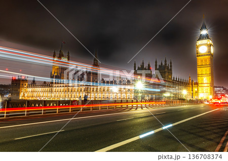 ロンドン ライトアップされたウェストミンスター宮殿 全景 ロンドン ライトアップされたウェストミンスター宮殿 全景 136708374