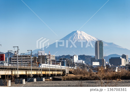 冬の富士山と静岡県静岡市にある安倍川橋梁を走行するJR東海道新幹線 冬の富士山と静岡県静岡市にある安倍川橋梁を走行するJR東海道新幹線 136708381