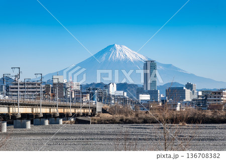 冬の富士山と静岡県静岡市にある安倍川にかかる東海道新幹線の安倍川橋梁 136708382