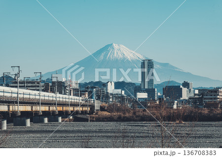 冬の富士山と静岡県静岡市にある安倍川橋梁を走行するJR東海道新幹線 136708383