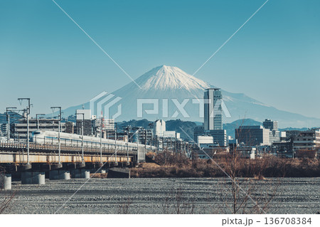 冬の富士山と静岡県静岡市にある安倍川橋梁を走行するJR東海道新幹線 136708384