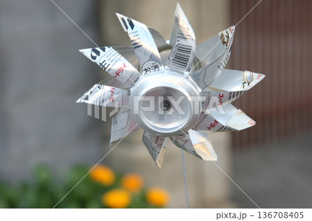 玄関に設置された空き缶リサイクル風車 136708405