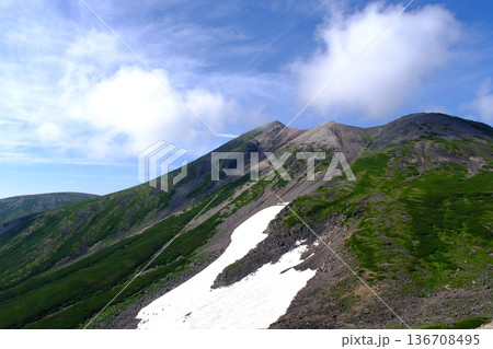 青空の下に残雪が残る高原の稜線と高山風景 青空の下に残雪が残る高原の稜線と高山風景 136708495