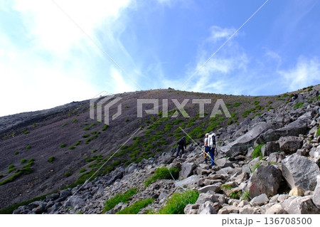 岩場の急斜面を登る登山者と青空の高山風景(挑戦・努力イメージ) 岩場の急斜面を登る登山者と青空の高山風景(挑戦・努力イメージ) 136708500