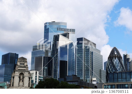 ロンドンの金融街にそびえたつビル群 136708511