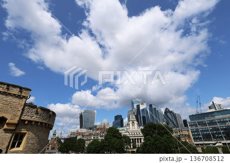 ロンドン塔から見た金融街のビル群 136708512