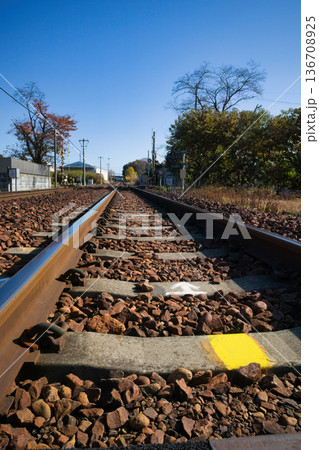 田舎のローカル線を走る砂利が敷かれた線路 136708925