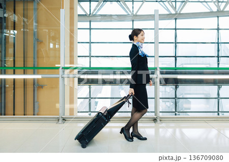 空港を歩く女性CA　「撮影協力：関西国際空港（KIX）」 136709080