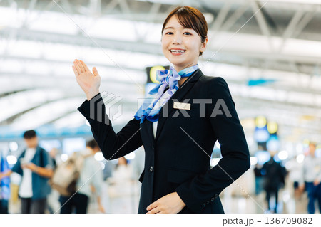 案内をする空港の女性グランドスタッフ 「撮影協力:関西国際空港(KIX)」 案内をする空港の女性グランドスタッフ 「撮影協力:関西国際空港(KIX)」 136709082