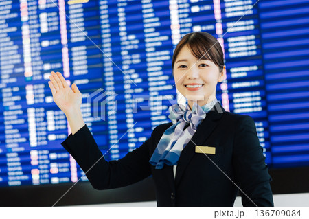 案内をする空港の女性グランドスタッフ 「撮影協力:関西国際空港(KIX)」 案内をする空港の女性グランドスタッフ 「撮影協力:関西国際空港(KIX)」 136709084