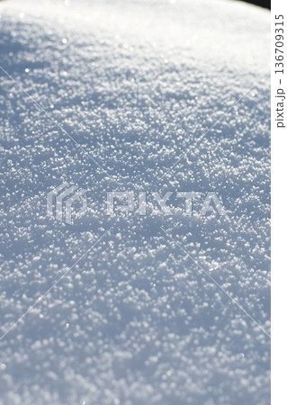 降り積もった雪の表面 136709315