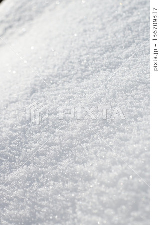 降り積もった雪の表面 降り積もった雪の表面 136709317