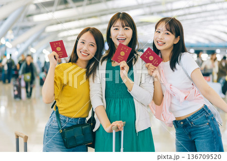 海外旅行をする空港の女性3人組 「撮影協力:関西国際空港(KIX)」 海外旅行をする空港の女性3人組 「撮影協力:関西国際空港(KIX)」 136709520
