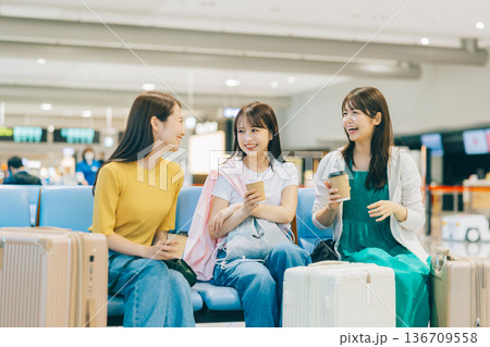 空港で出発までロビーでくつろぐ女性3人組　「撮影協力：関西国際空港（KIX）」 136709558