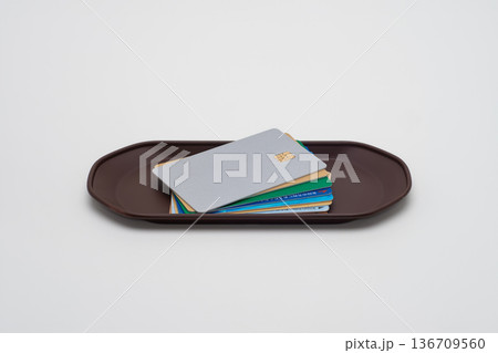 コイントレーの上に乗せられた多数のクレジットカード コイントレーの上に乗せられた多数のクレジットカード 136709560