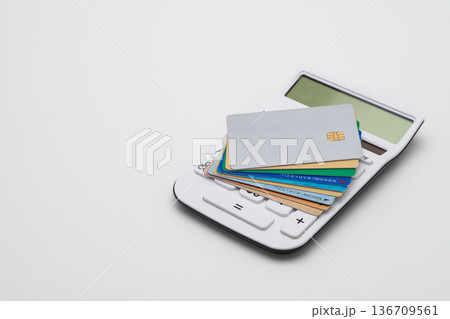 電卓の上の多数のクレジットカード 電卓の上の多数のクレジットカード 136709561