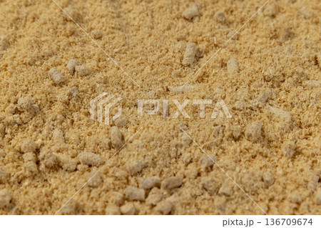 wood pellets from sawdust after getting on them with a large amount of water, the wood pallets got wet and crumbled into sawdust, some of them did not get wet and retained their cylindrical shape. 136709674