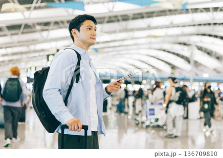 海外へ行く空港の男性 「撮影協力:関西国際空港(KIX)」 海外へ行く空港の男性 「撮影協力:関西国際空港(KIX)」 136709810