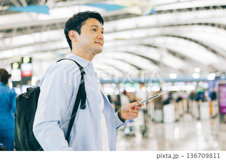 海外へ行く空港の男性　「撮影協力：関西国際空港（KIX）」 136709811