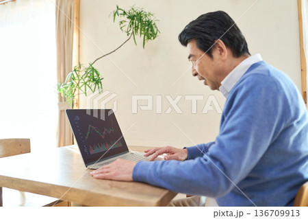 株取引をするアジア人シニア男性 136709913