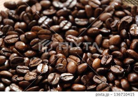 焙煎したコーヒー豆 焙煎したコーヒー豆 136710415