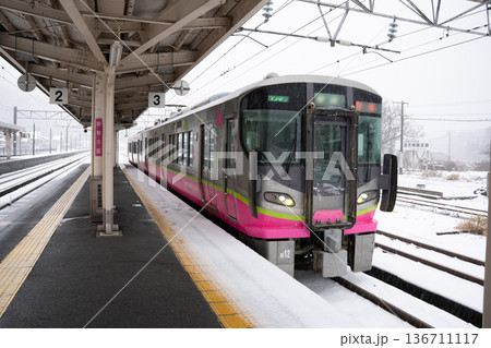 雪降り積もる街の駅 136711117