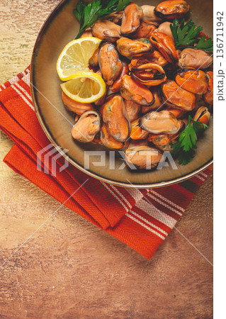 mussels no shell, boiled, mussels, peeled, in a bowl, with lemon and parsley, Chilean mussels, top view, no people, 136711942