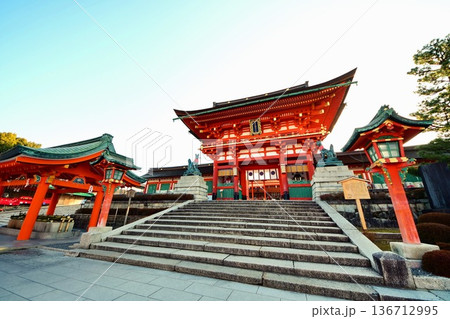 京都府 伏見稲荷大社 楼門(重要文化財) 京都市伏見区深草藪之内町 京都府 伏見稲荷大社 楼門(重要文化財) 京都市伏見区深草藪之内町 136712995