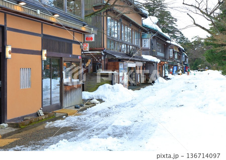 【石川県】白銀の兼六園の江戸町通り(茶店通り) 【石川県】白銀の兼六園の江戸町通り(茶店通り) 136714097