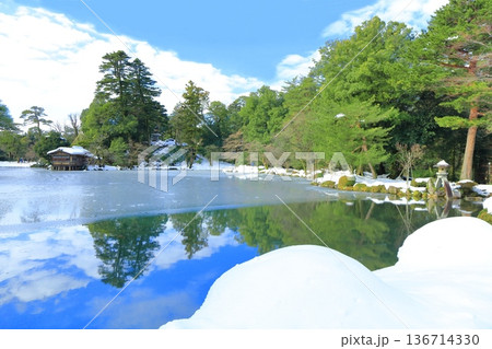 【石川県】白銀の兼六園（徽軫灯籠） 136714330