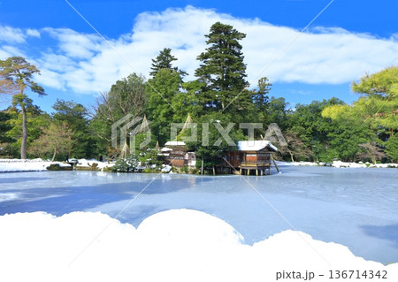 【石川県】白銀の兼六園（霞ヶ池と内橋亭） 136714342