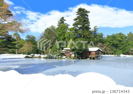 【石川県】白銀の兼六園（霞ヶ池と内橋亭） 136714343