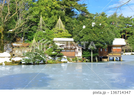 【石川県】白銀の兼六園(霞ヶ池と内橋亭) 【石川県】白銀の兼六園(霞ヶ池と内橋亭) 136714347
