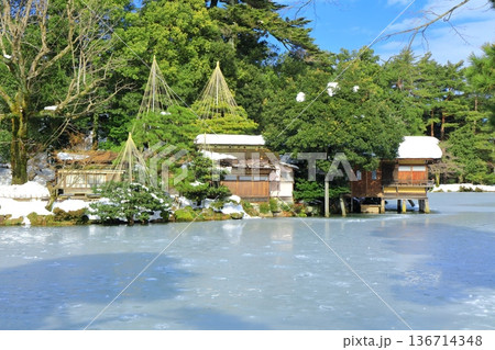 【石川県】白銀の兼六園（霞ヶ池と内橋亭） 136714348