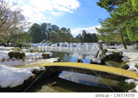 【石川県】白銀の兼六園（徽軫灯籠） 136714350