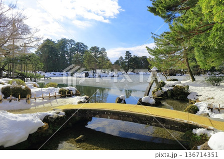 【石川県】白銀の兼六園(徽軫灯籠) 【石川県】白銀の兼六園(徽軫灯籠) 136714351