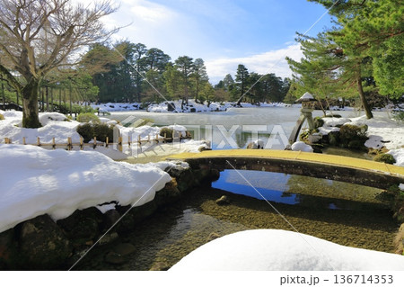 【石川県】白銀の兼六園（徽軫灯籠） 136714353