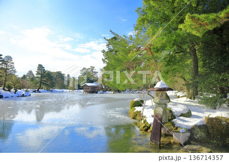 【石川県】白銀の兼六園(徽軫灯籠) 【石川県】白銀の兼六園(徽軫灯籠) 136714357