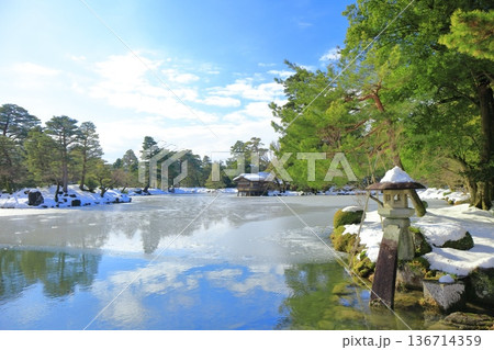 【石川県】白銀の兼六園(徽軫灯籠) 【石川県】白銀の兼六園(徽軫灯籠) 136714359