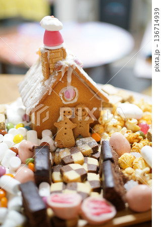 クリスマス　カラフルなお菓子の家（玄関） 136714939