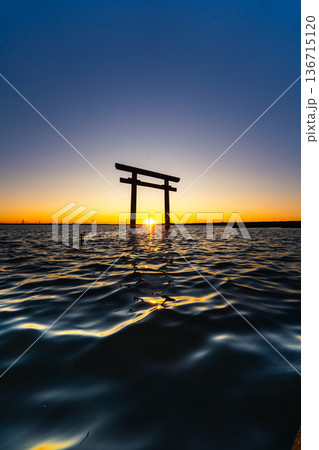 鹿島神宮 西の一之鳥居と夕陽 鹿島神宮 西の一之鳥居と夕陽 136715120