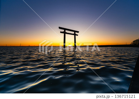 鹿島神宮 西の一之鳥居と夕陽 鹿島神宮 西の一之鳥居と夕陽 136715121